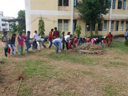 ‘‘स्वच्छ भारत अभियान’’ के अन्तर्गत महाविद्यालय परिसर की साफ-सफाई - Photo Govt. college Gurur