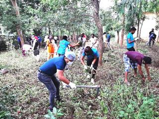 तहसील ऑफिस गुरुर  परिसर में स्वयंसेवकों, यूथ रेडक्रास सोसायटी द्वारा  स्वच्छता अभियान   - Photo Govt. college Gurur